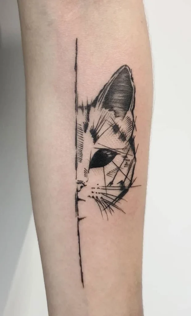 Tatouage de chat coupé en deux