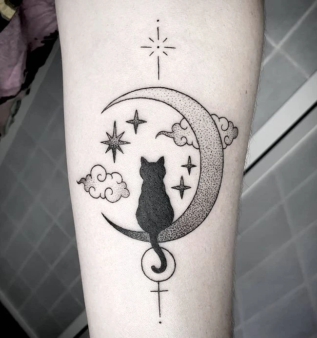 Tatouage chat assis sur la lune