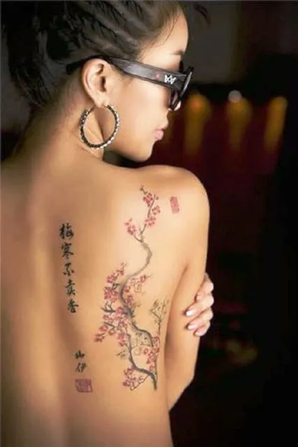 Tatouage chinois sur le dos d'une femme