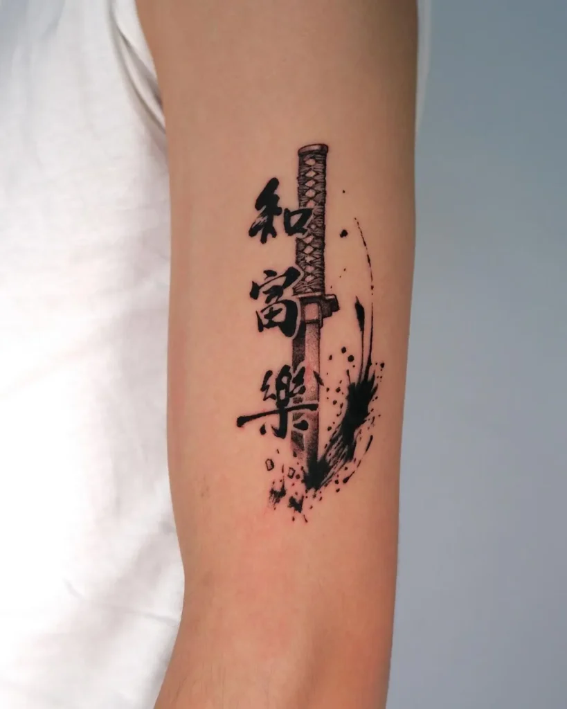 Tatouage chinois avec un katana sur le bras