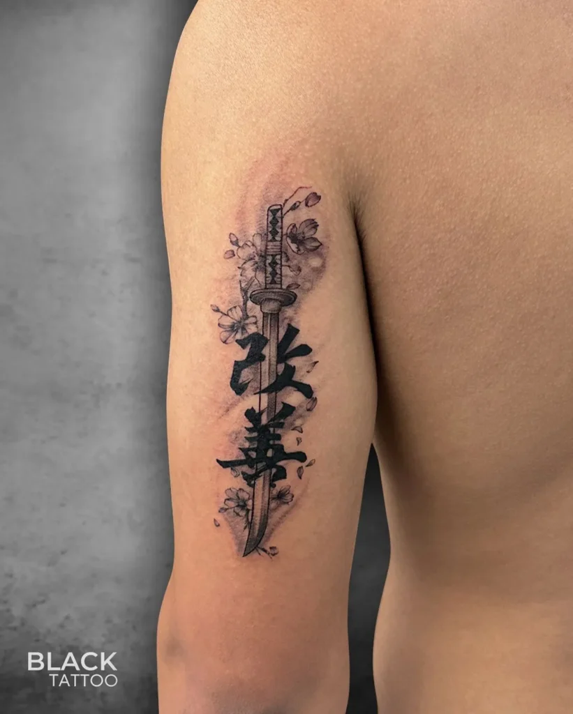 Un tatouage style chinois avec un katana sur le bras homme