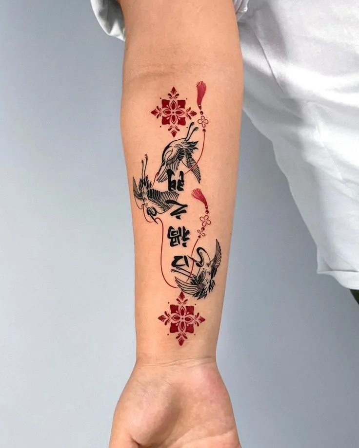 Tatouage chinois sur l'avant bras d'un jeune homme 