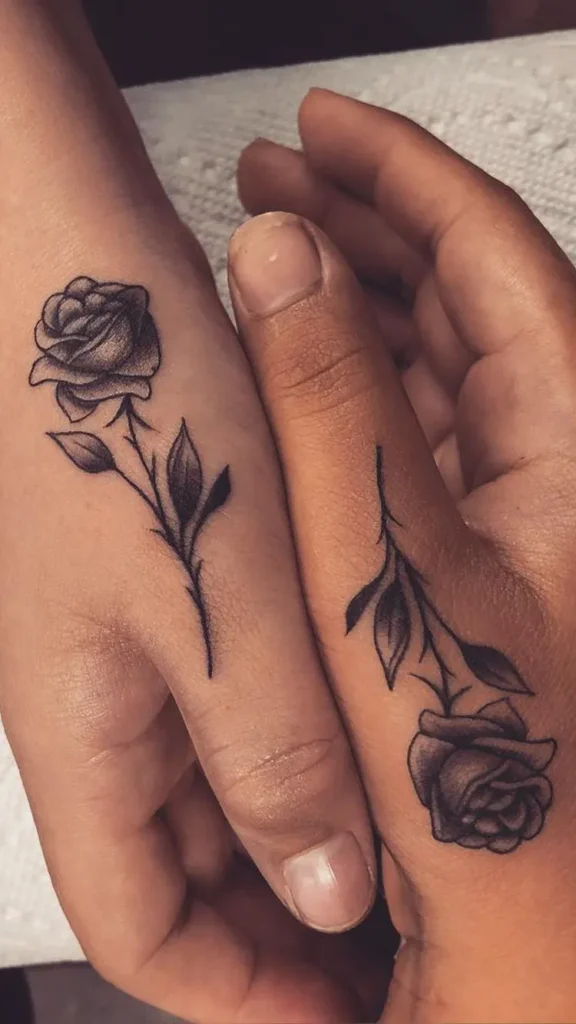 Tatouage combat de la vie symbolisé par une rose sur la main d'une femme