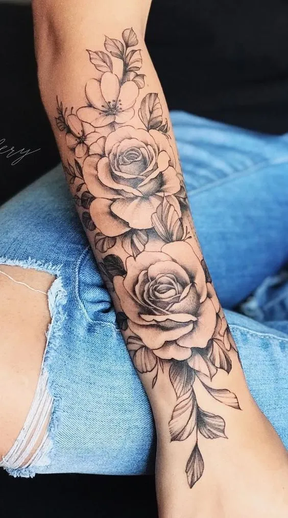 Tatouage combat de la vie sur l'entièreté du bras d'une femme