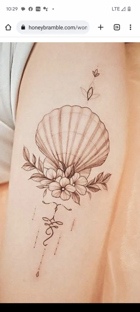 Tatouage représentant un coquillage au style géométrique