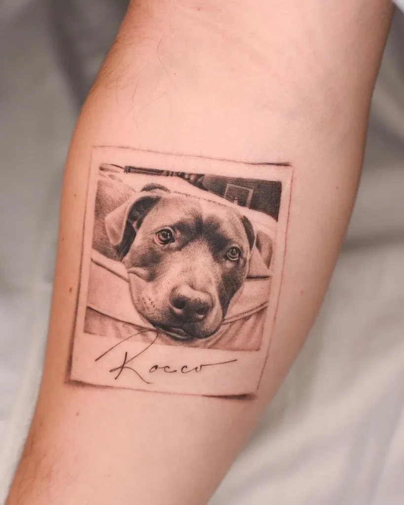 Tatouage de chien représentant une photo souvenir