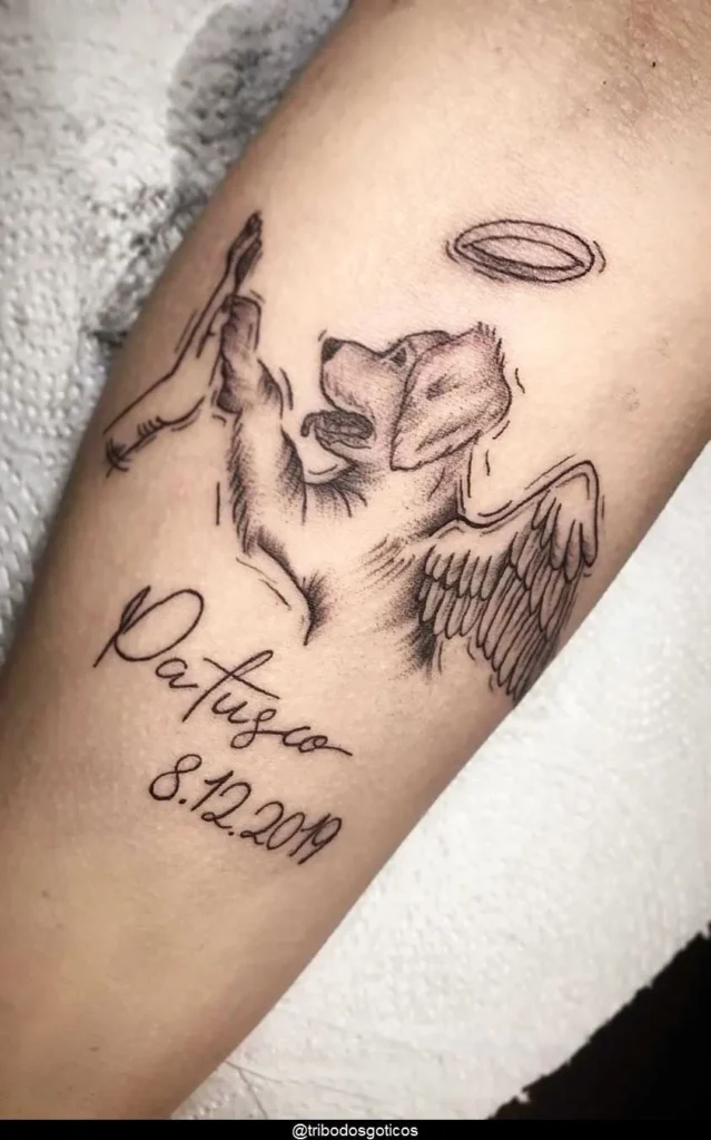 Tatouage d'un chien avec une auréole au dessus de la tête