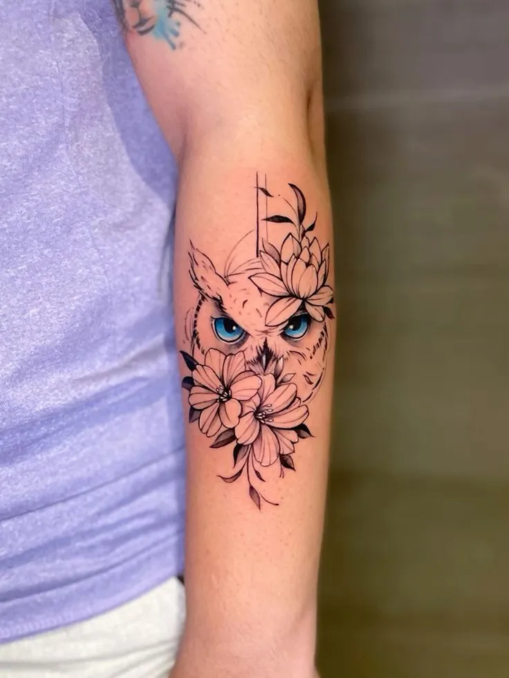 Tatouage de chouette coloré sur le bras