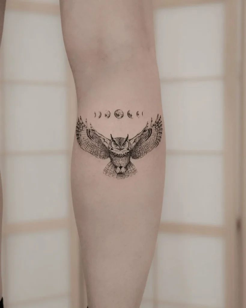 Tatouage d'une chouette avec la lune