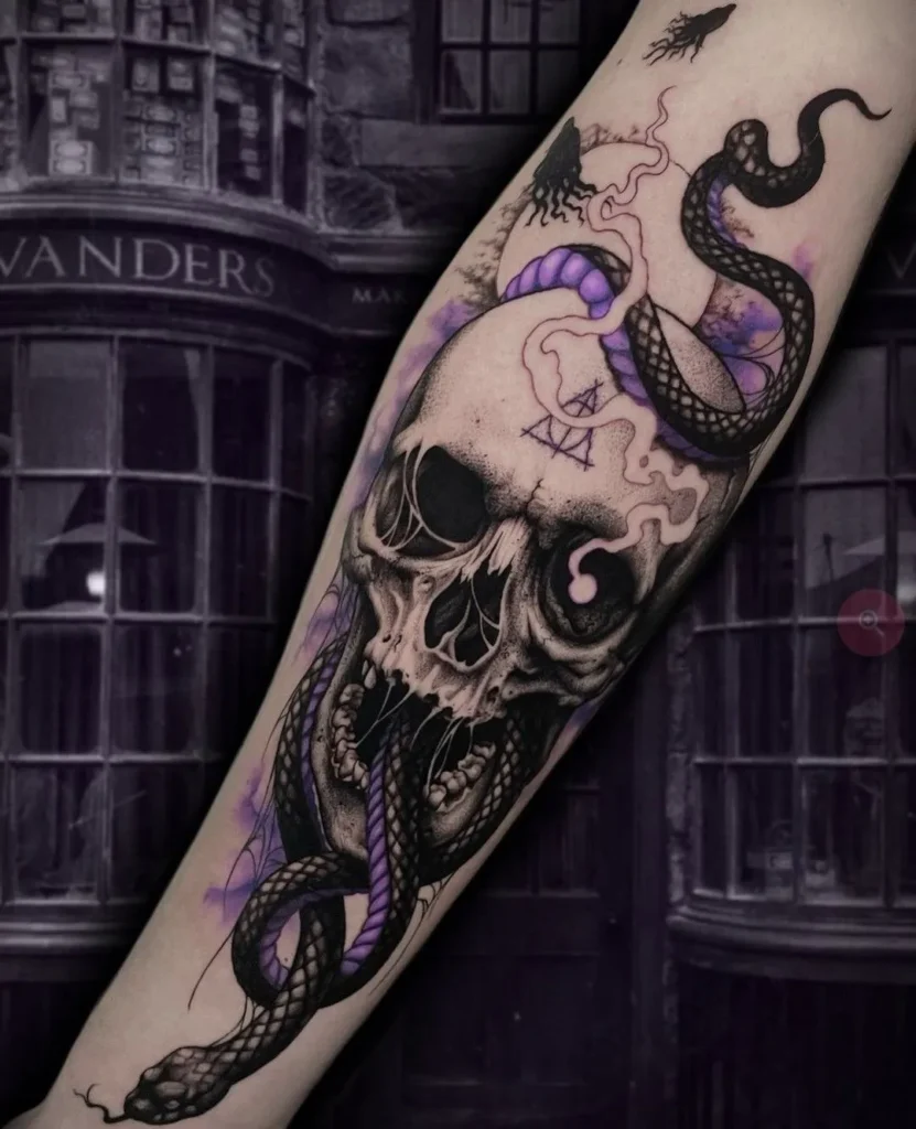 Tatouage de crâne avec un serpent passant par la bouche avec des couleurs violettes