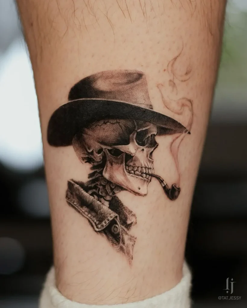 Tatouage d'un crâne qui fume la pipe, avec un chapeau