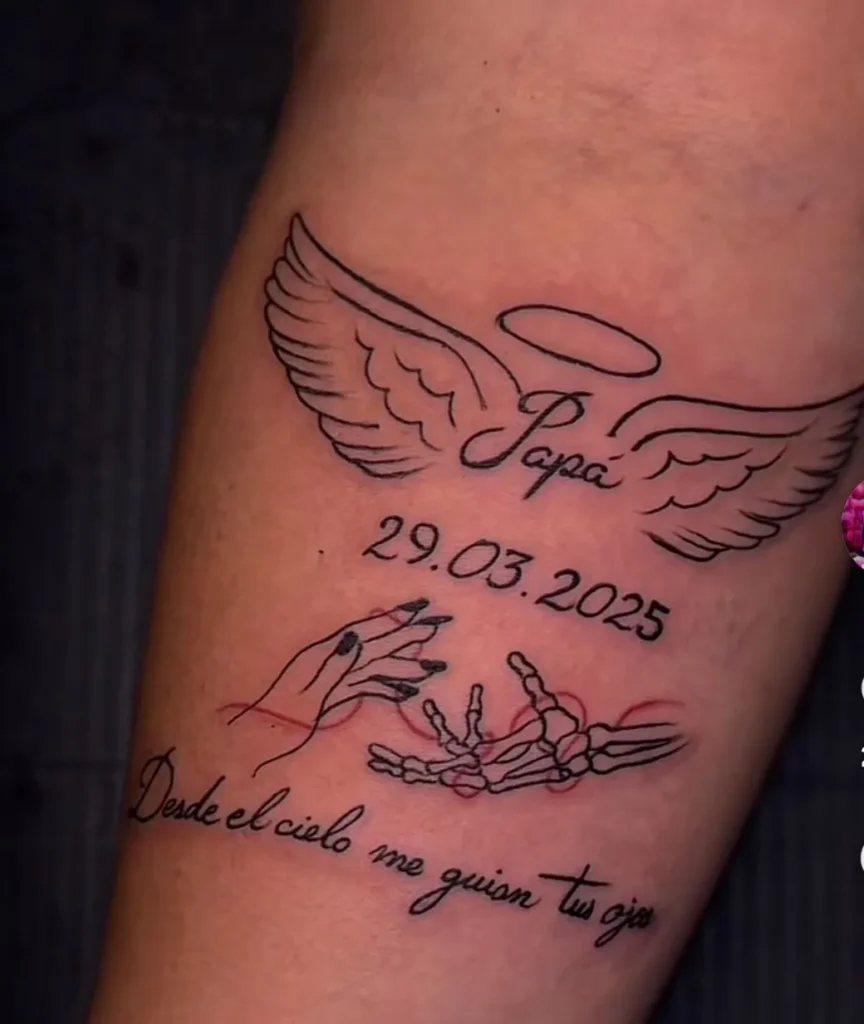 Tatouage de deuil sur le bras avec une phrase et une date
