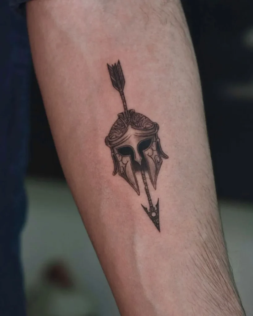 Tatouage de force représenté par un casque de soldat