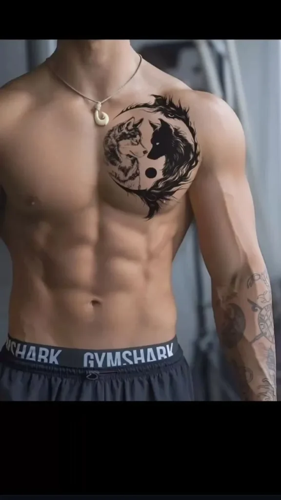Tatouage de deux loups se regardant sur le torse d'un homme musclé, symbole de force