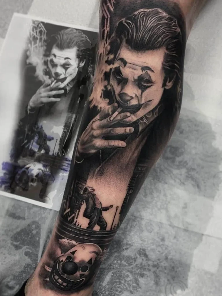 Tatouage réaliste du joker fumant une cigarette
