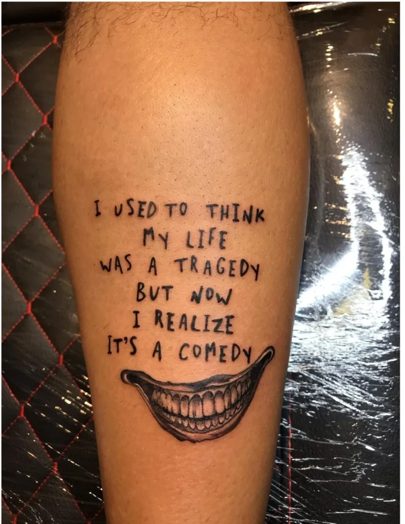 Tatouage d'une phrase iconique du joker