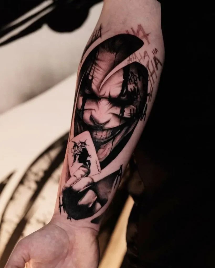 Tatouage du joker sur l'avant bras d'un homme