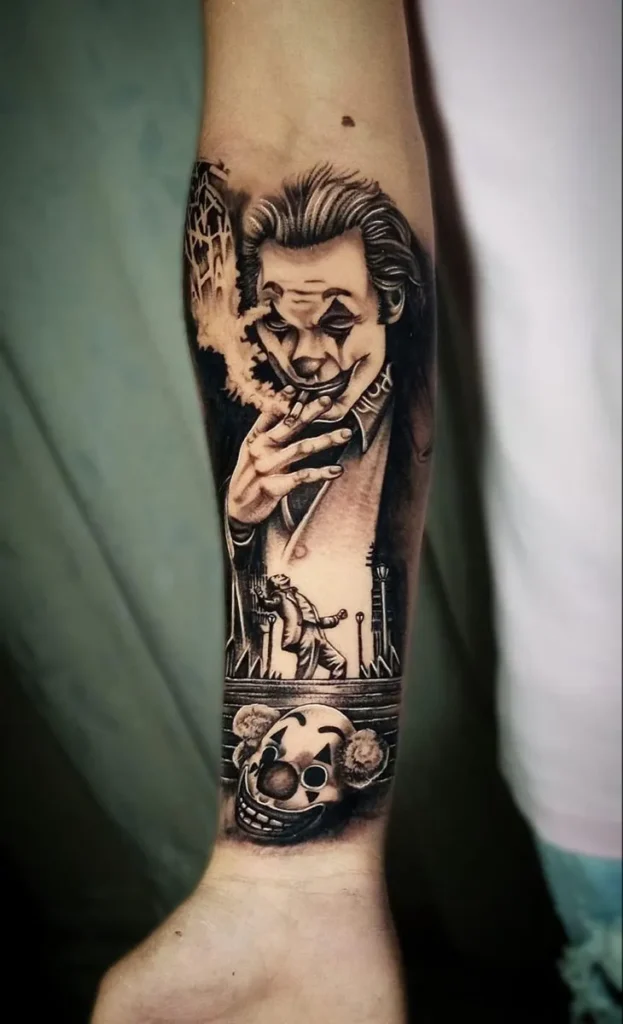 Tatouage du joker sur l'avant bras