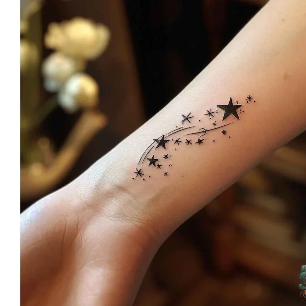 Tatouage de plusieurs étoiles filantes