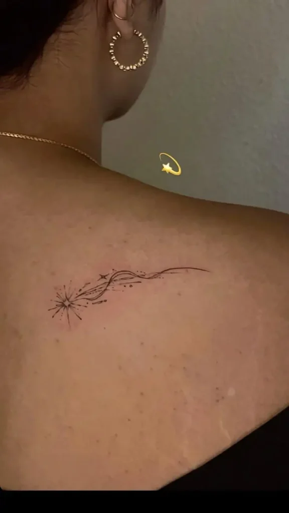 Tatouage d'étoile filante dans le dos d'une femme