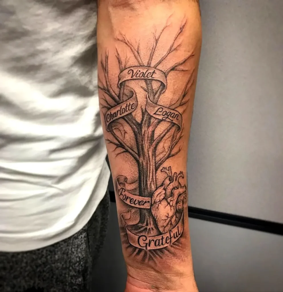 Tatouage famille représenté par un arbre avec des prénoms