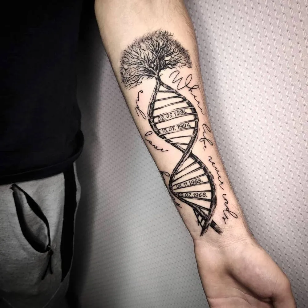 Tatouage familiale représenter par un arbre avec l'adn