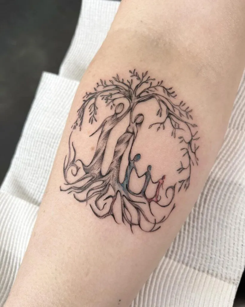 Tatouage famille protégé par un arbre