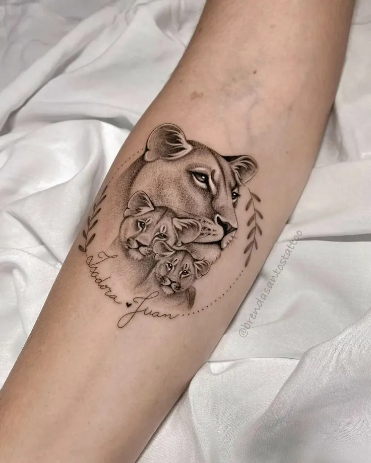 Tatouage famille représenté par des félins, lions