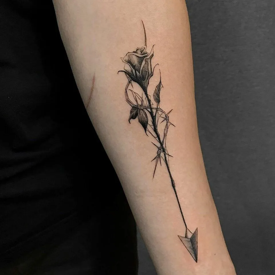 Tatouage flèche avec une rose 