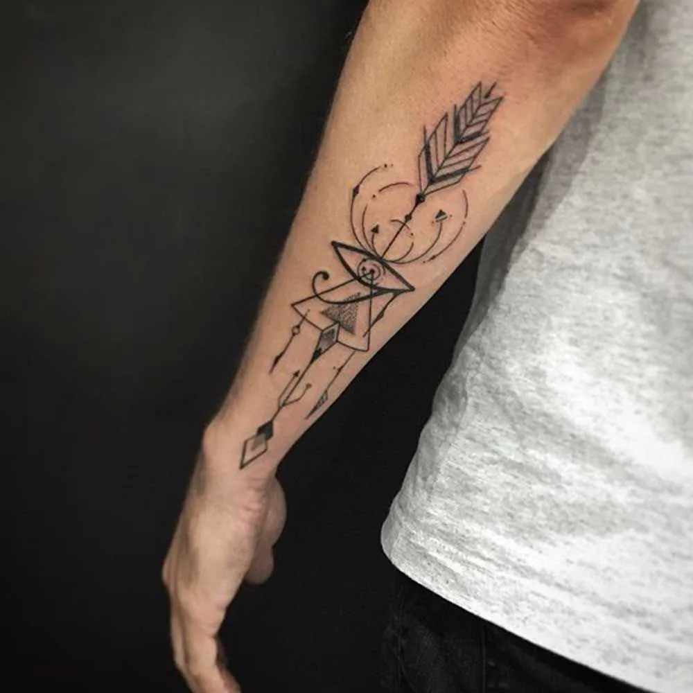 Tatouage flèche à l'arrière du bras d'un homme avec des motifs géométriques minimalistes