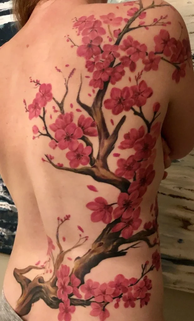 Fleur de cerisier tatouage dans le dos