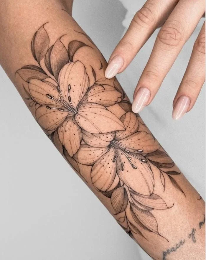 Tatouage fleur de lys bras femme