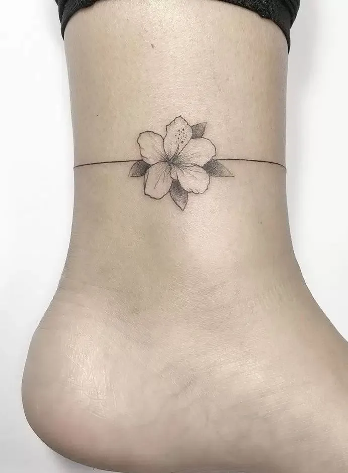 Tatouage d'une fleur de tiaré légèrement au dessus de la cheville
