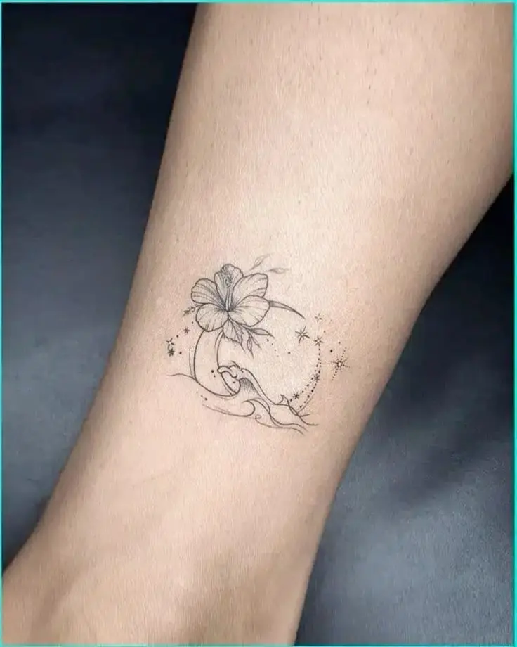 Tatouage fleur de tiaré minimaliste avec une vague
