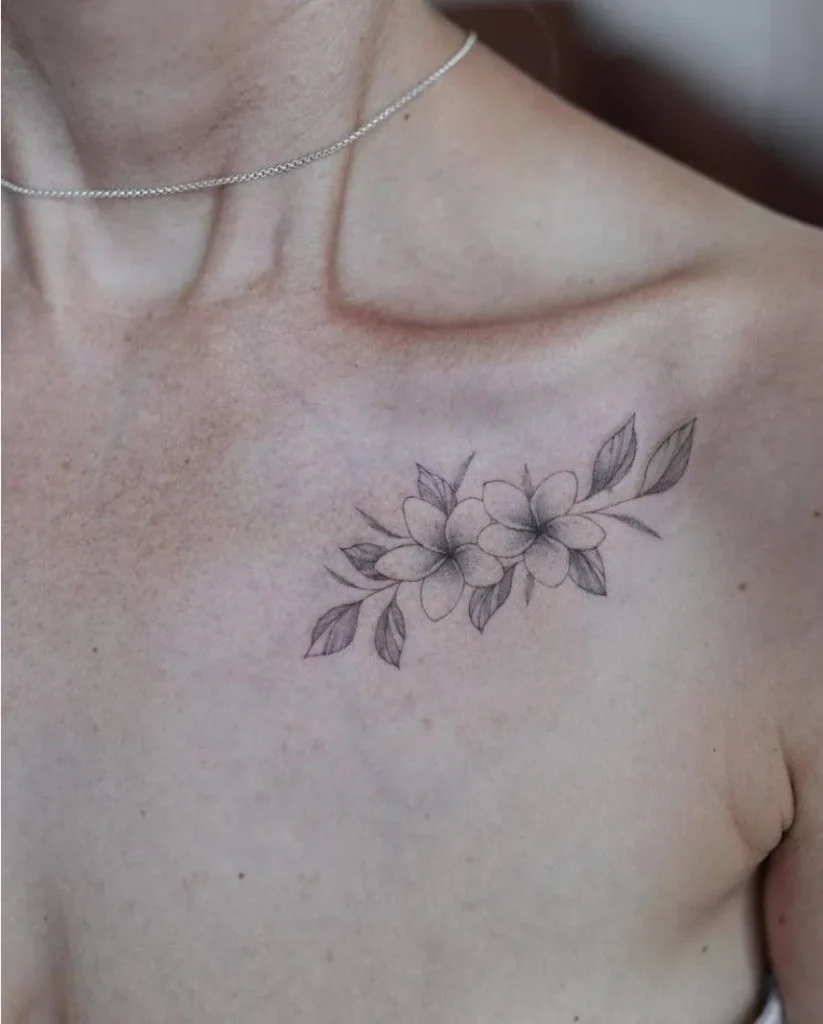 Tatouage d'une fleur de tiaré sur la clavicule d'une femme
