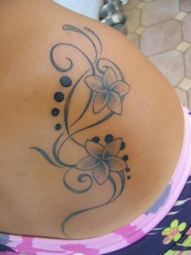 Tatouage fleur de tiaré style polynésien