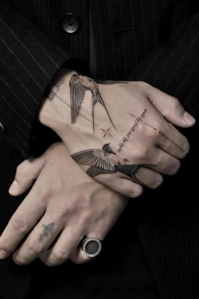 Tatouage hirondelle pour homme sur les mains
