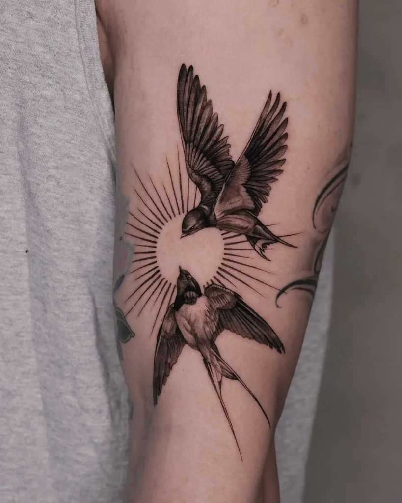 Un tatouage de deux hirondelles