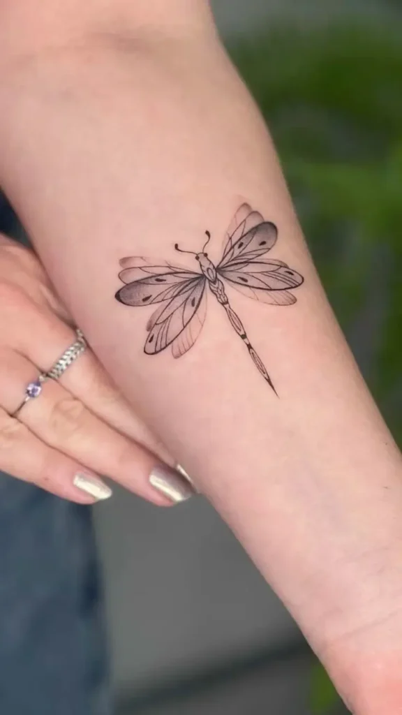 Tatouage libellule sur l'avant bras d'une femme
