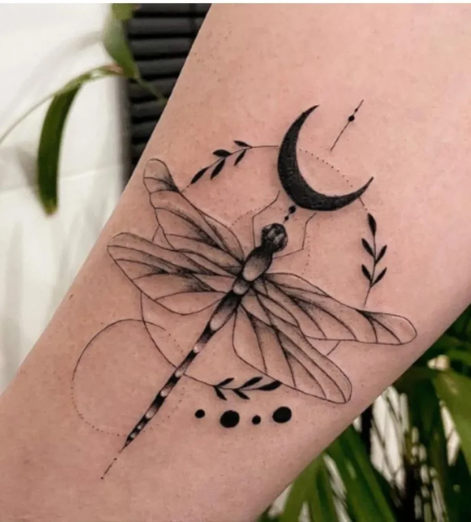 Tatouage libellule avec des formes géométrique