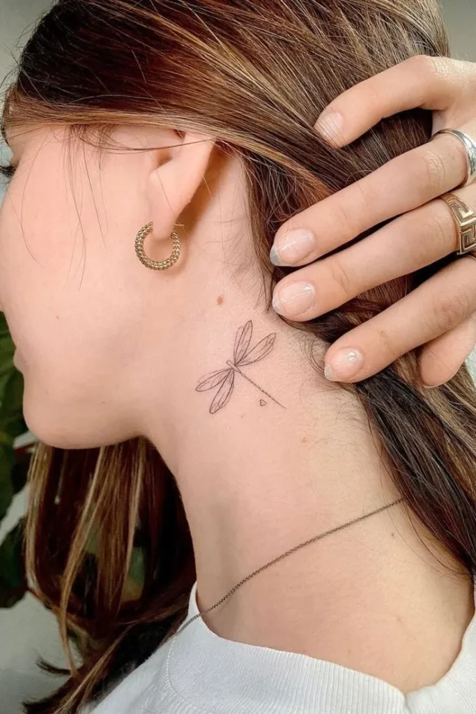 Tatouage libellule sous l'oreille d'une femme
