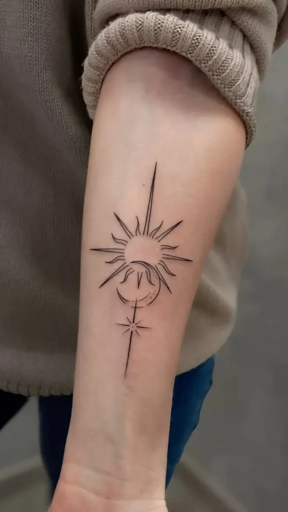 Tatouage lune et soleil sur l'avant bras d'une femme