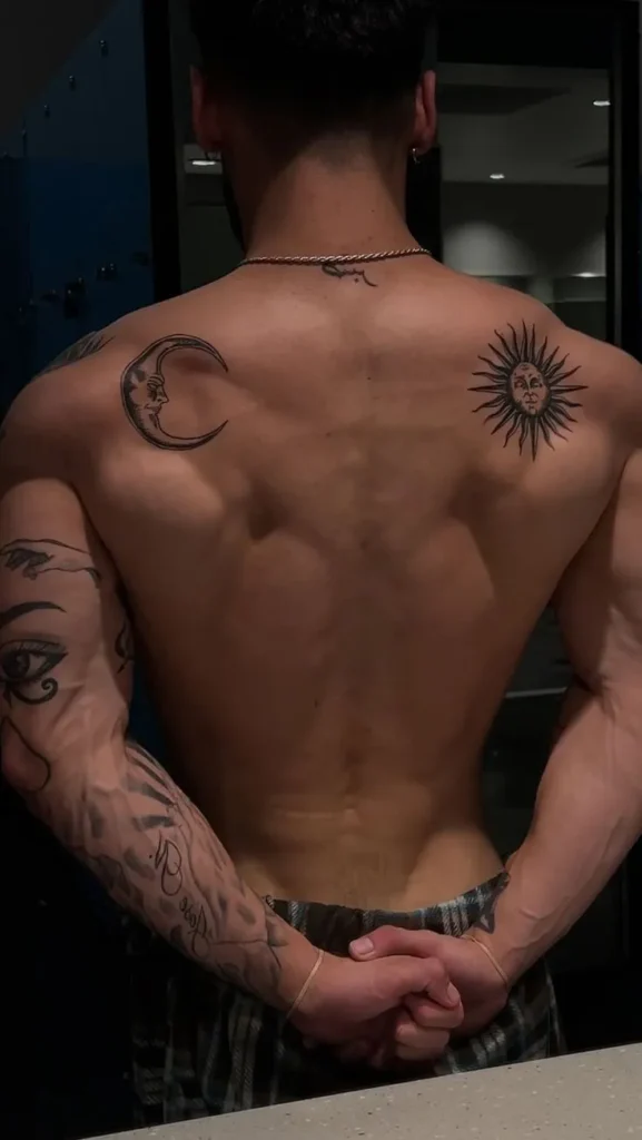 Tatouage d'un soleil et d'une lune à l'arrière des épaules d'un homme musclé