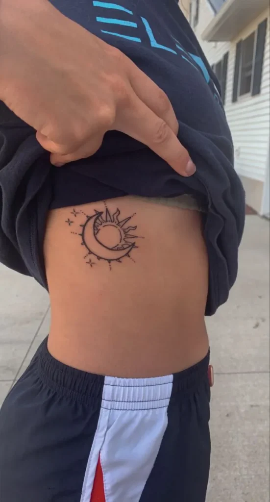 Tatouage lune et soleil sur les côtes d'un homme