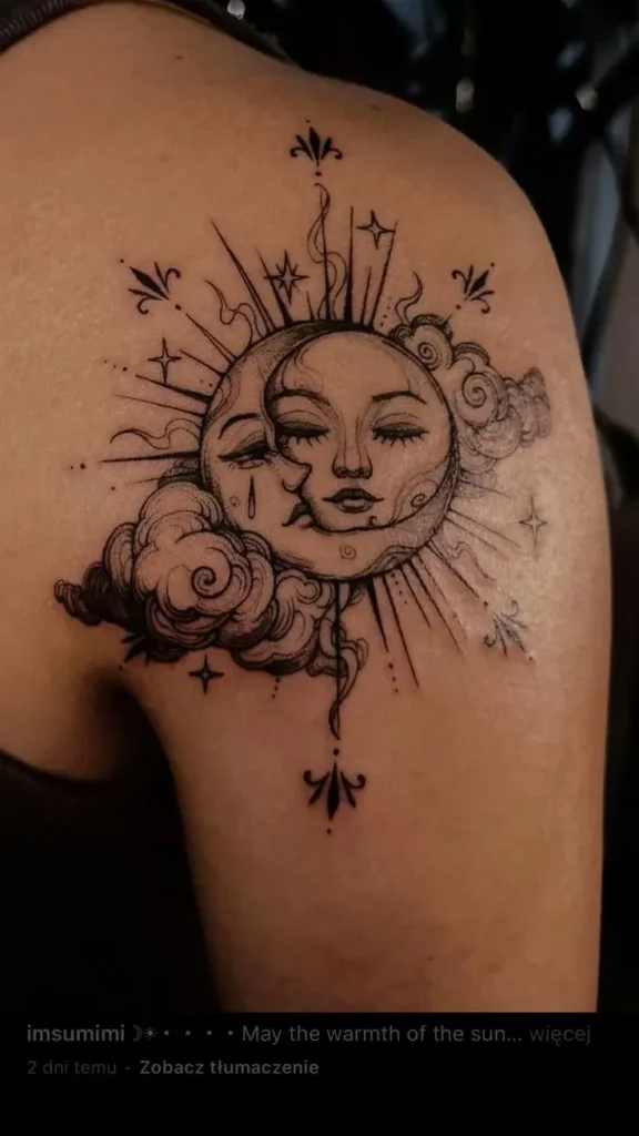 Tatouage fusionnel d'un soleil et d'une lune accompagné de nuages