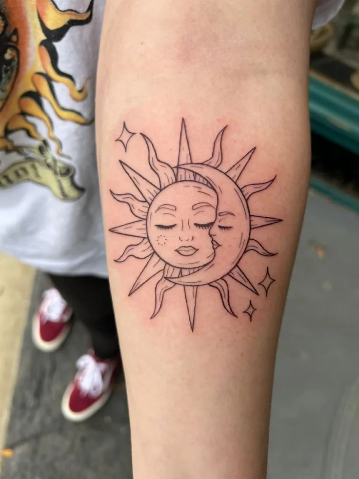 Tatouage lune et soleil fusionné sur l'avant bras