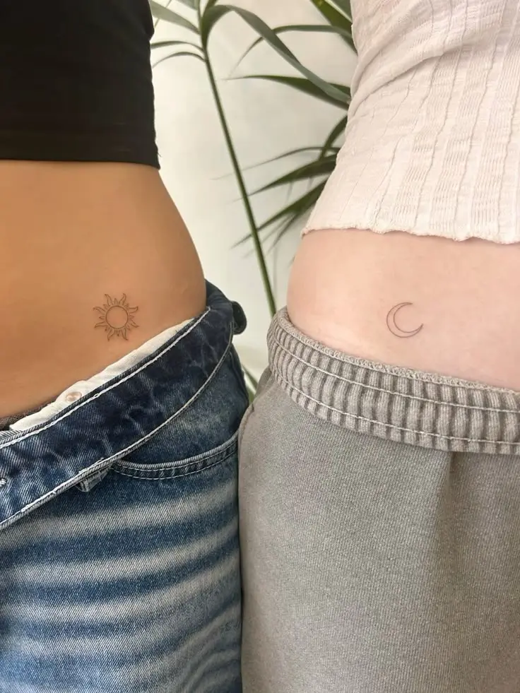 Tatouage lune et soleil en commun, pour femme