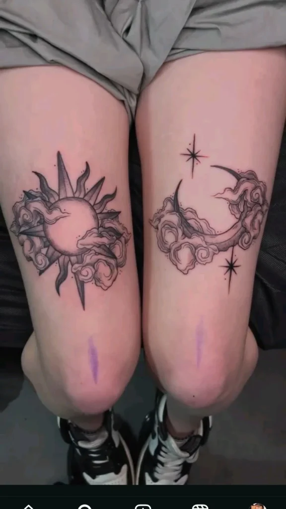 Tatouage lune et soleil séparés, sur les genoux d'une femme