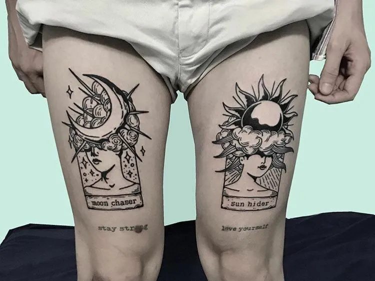Tatouage moderne d'une lune et d'un soleil sur les jambes d'une femme