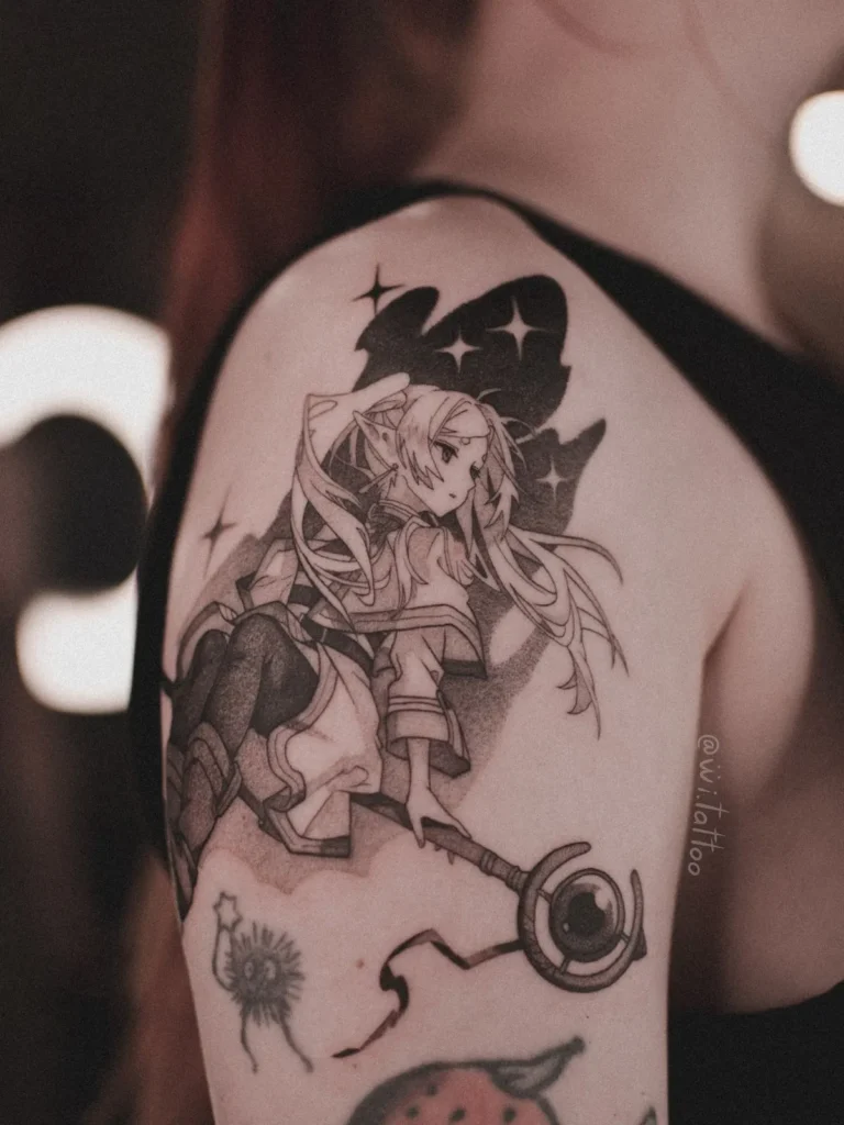 Tatouage manga Frieren sur l'épaule d'une femme